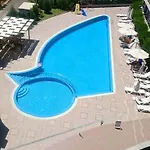 Family In Solmarin ساني بيتش