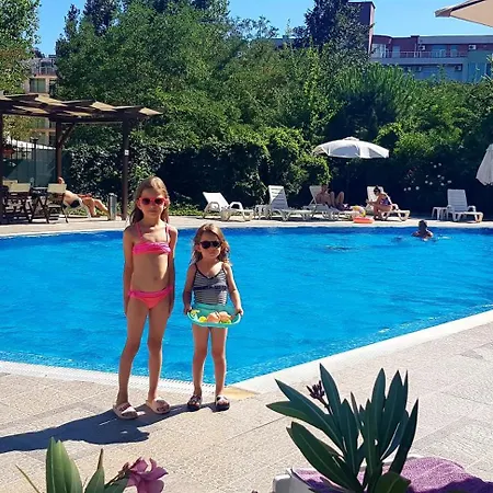 Family In Solmarin Napospart