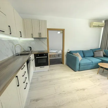 Family In Solmarin Apartman