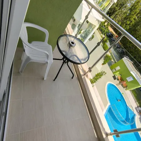 Family In Solmarin Apartman *